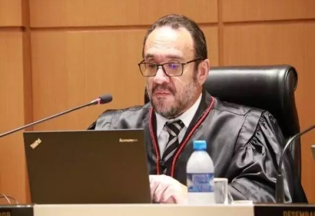 Filho de desembargador teve ação de R$ 16 milhões julgada após o pai intermediar reunião.